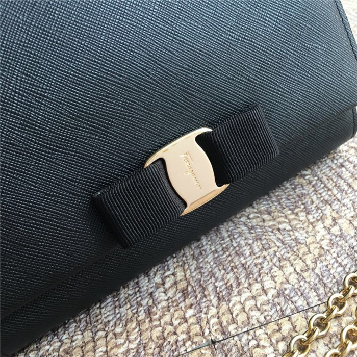페레가모 미니 체인 숄더백 19CM 22B558-4