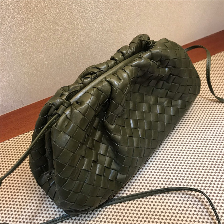 보테가 버터카프 더  파우치백 BV2300 신상