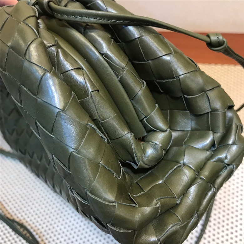 보테가 버터카프 더  파우치백 BV2300 신상