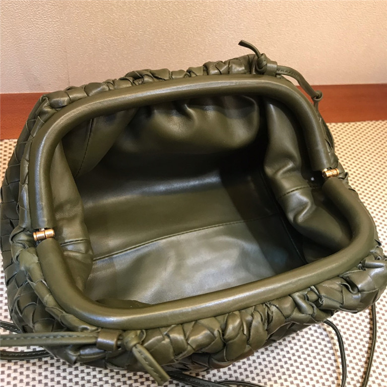 보테가 버터카프 더  파우치백 BV2300 신상