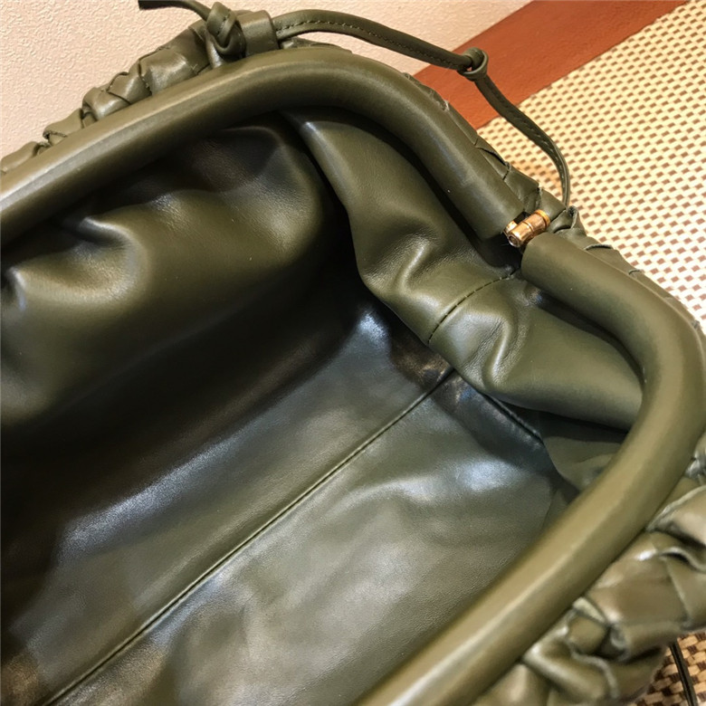 보테가 버터카프 더  파우치백 BV2300 신상