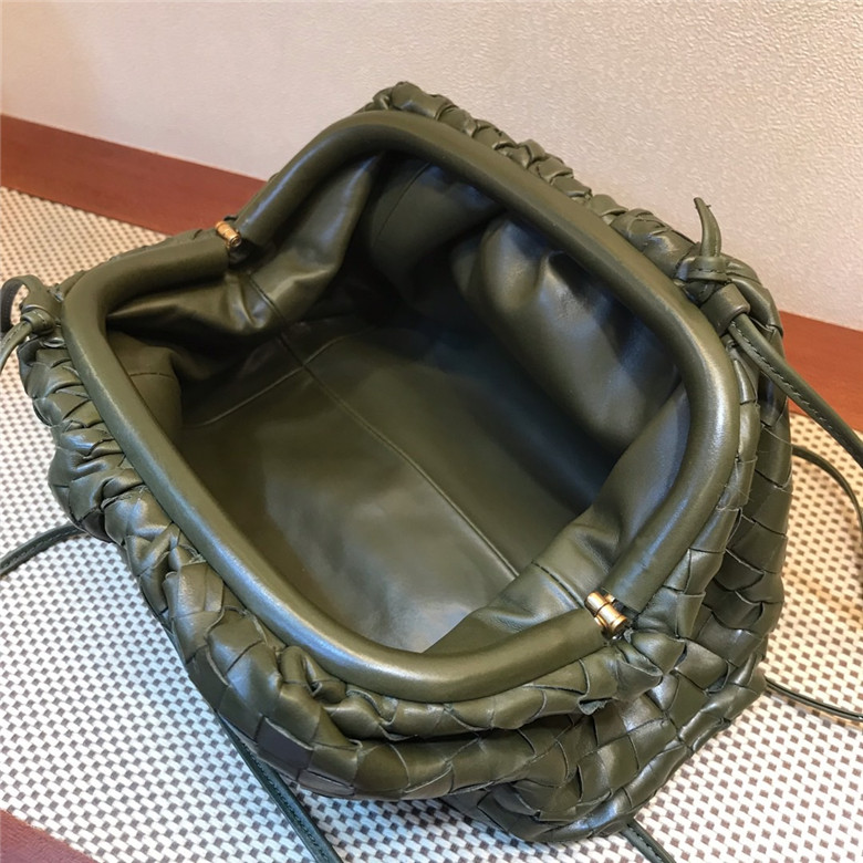 보테가 버터카프 더  파우치백 BV2300 신상