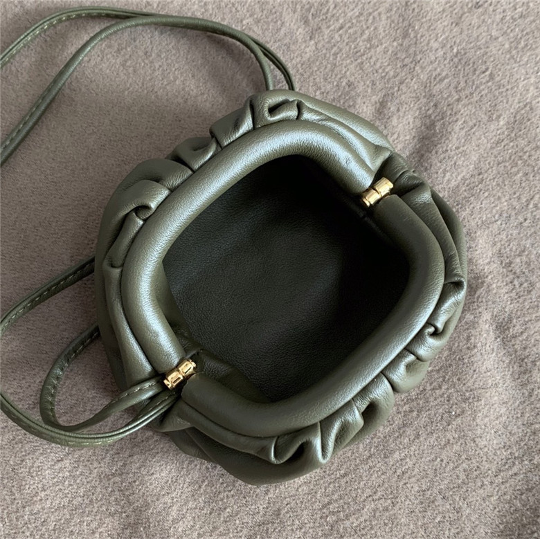 보테가베네타 버터카프 미니 파우치백  585855-5 신상