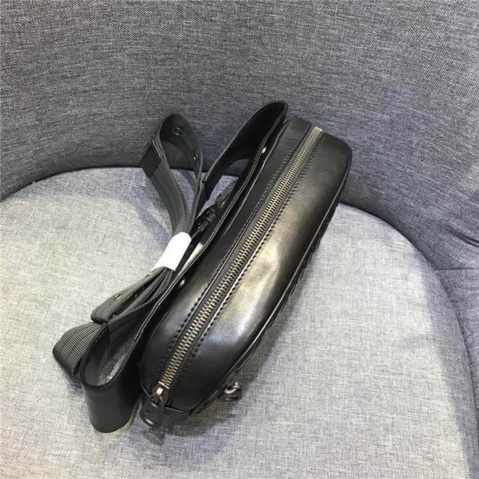 보테가 베네타 힙색 BV22332 신상