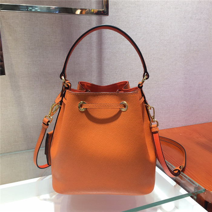  PRADA 프라다 사피아노 버킷백 1BZ032-1 신상