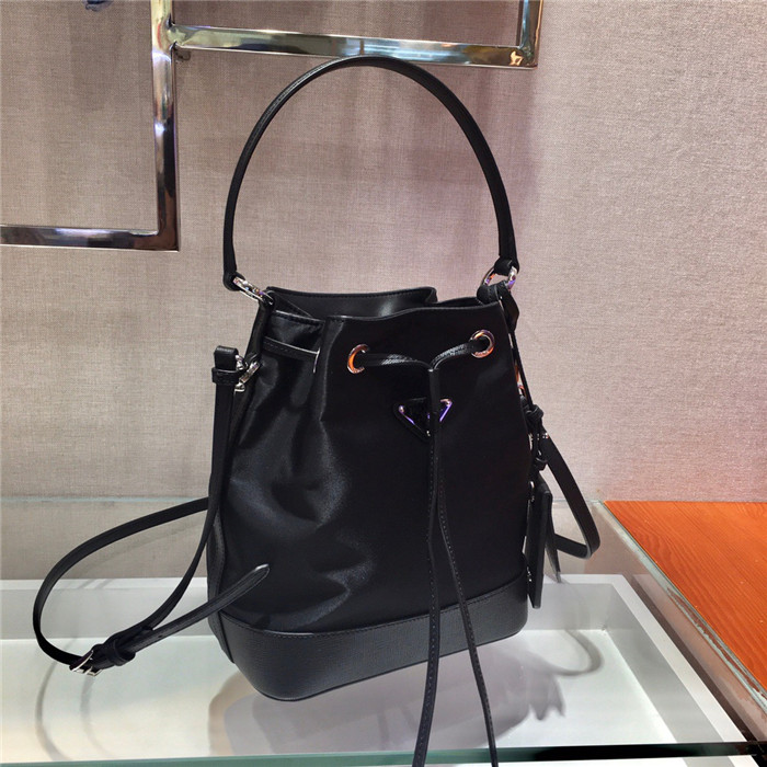  PRADA 프라다 익스클루시브 나일론.버킷백 1BE055 신상