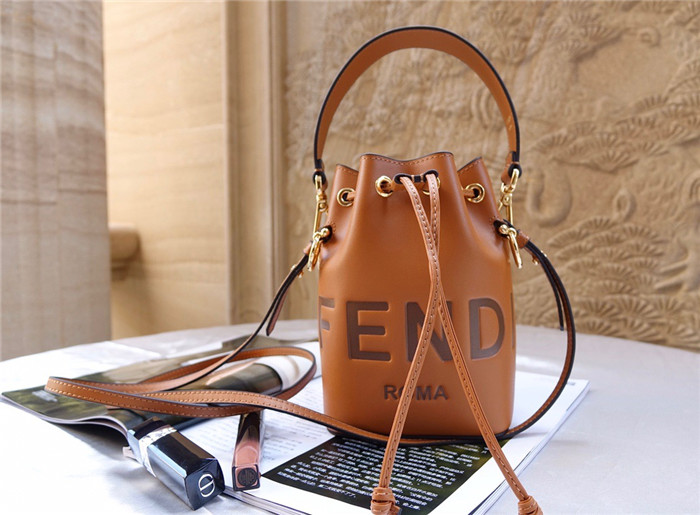  Fendi 펜디 몬트레조 레더 미니 버킷백 F2842-2 신상