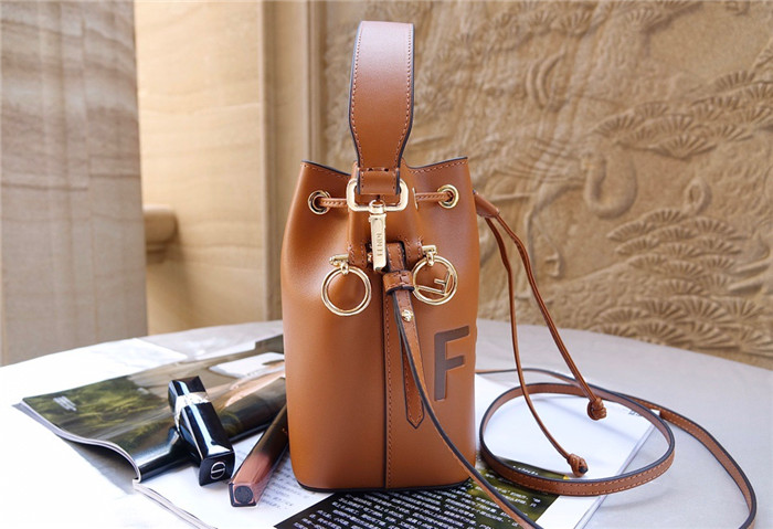  Fendi 펜디 몬트레조 레더 미니 버킷백 F2842-2 신상