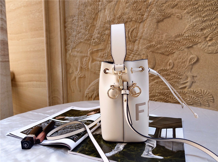  Fendi 펜디 몬트레조 레더 미니 버킷백 F2842-2 신상