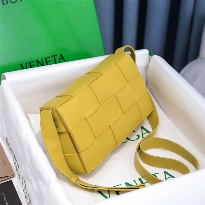  Bottega Veneta 보테가 베네타 카세트백 미듐 B8199 신상