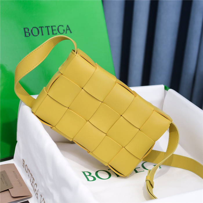  Bottega Veneta 보테가 베네타 카세트백 미듐 B8199 신상