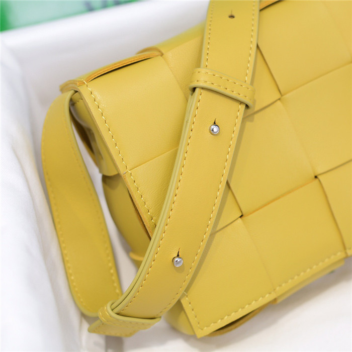  Bottega Veneta 보테가 베네타 카세트백 미듐 B8199 신상