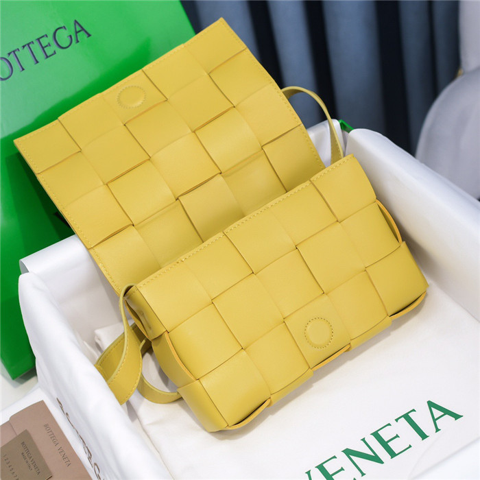  Bottega Veneta 보테가 베네타 카세트백 미듐 B8199 신상
