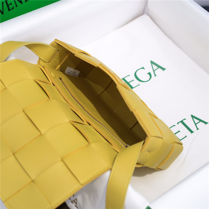  Bottega Veneta 보테가 베네타 카세트백 미듐 B8199 신상