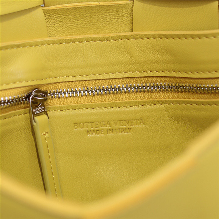  Bottega Veneta 보테가 베네타 카세트백 미듐 B8199 신상