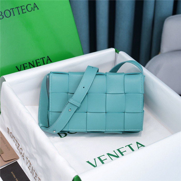  Bottega Veneta 보테가 베네타 카세트백 미듐 B8199 신상