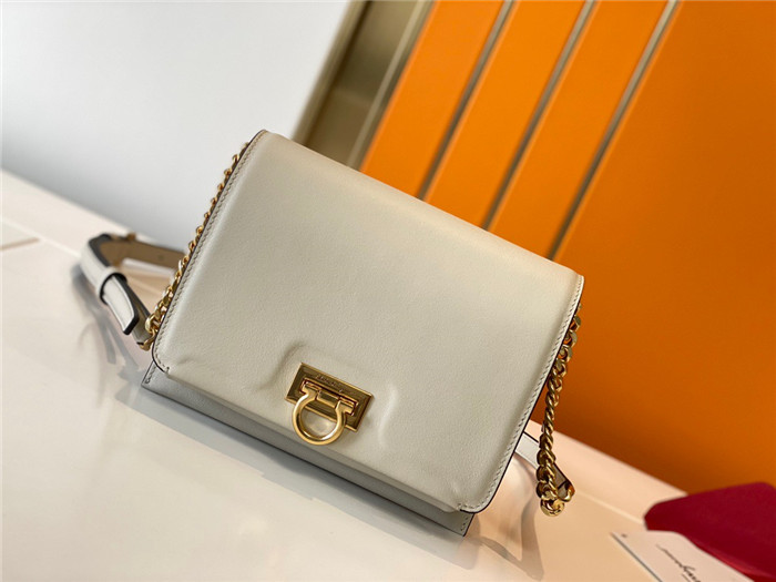 FERRAGAMO 페레가모 미니 트리폴리오백 F621015-2 /신상