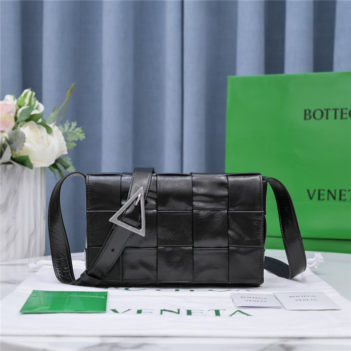 BOTTEGA VENETA   보테가 베네타 남성용 카세트백 B6687