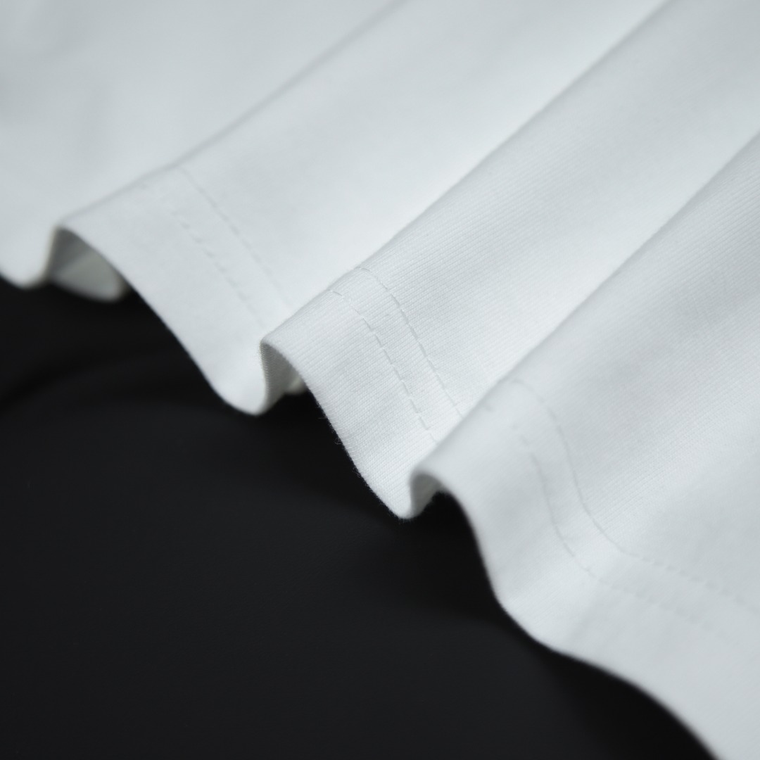 2025ss 봄 신상 웨스트 퀸 / 비비안 웨스트우드 라운드넥 반팔 티셔츠 모델 번호: VI0002