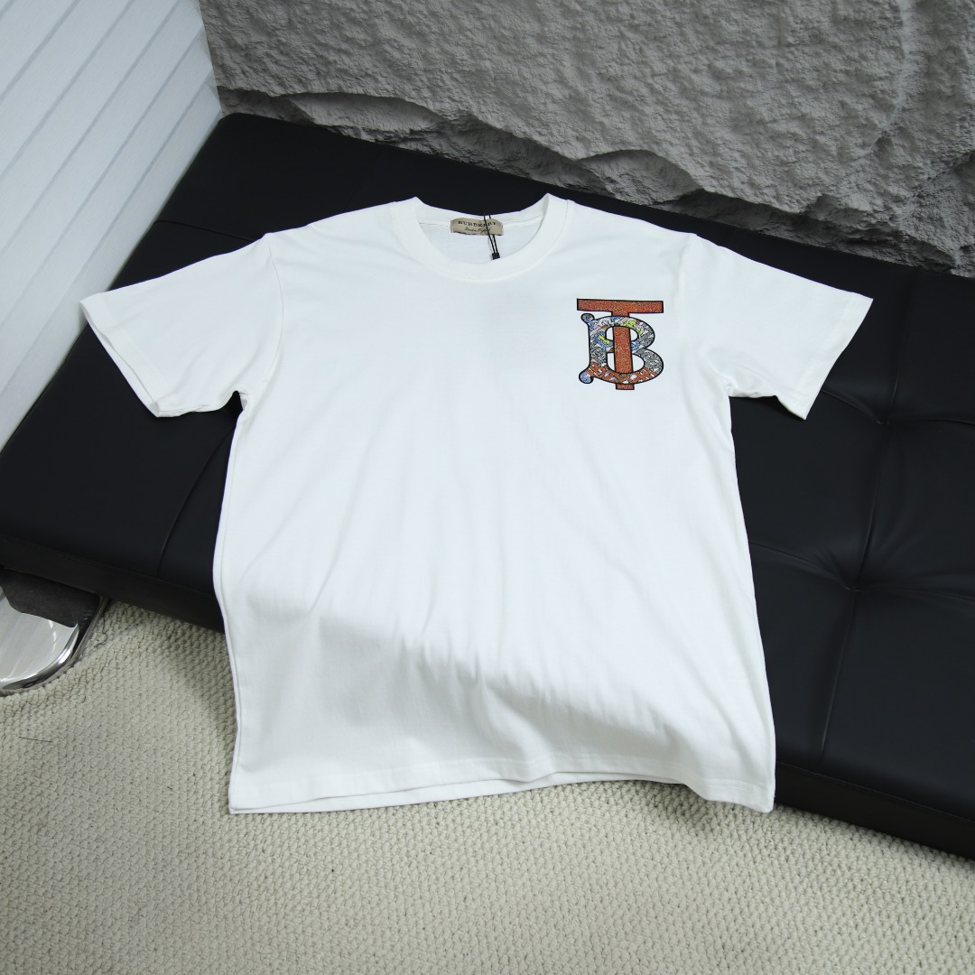 2025ss 봄 신상 버버리 / 버버리 풀 라운드넥 반팔 티셔츠 모델 번호: BU0008