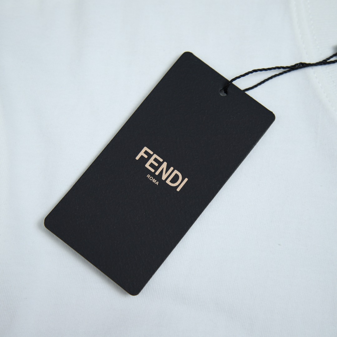 펜디 펜디 2025FW 공룡 레터 프린트 반팔 티셔츠! 스타일 번호: FEN013