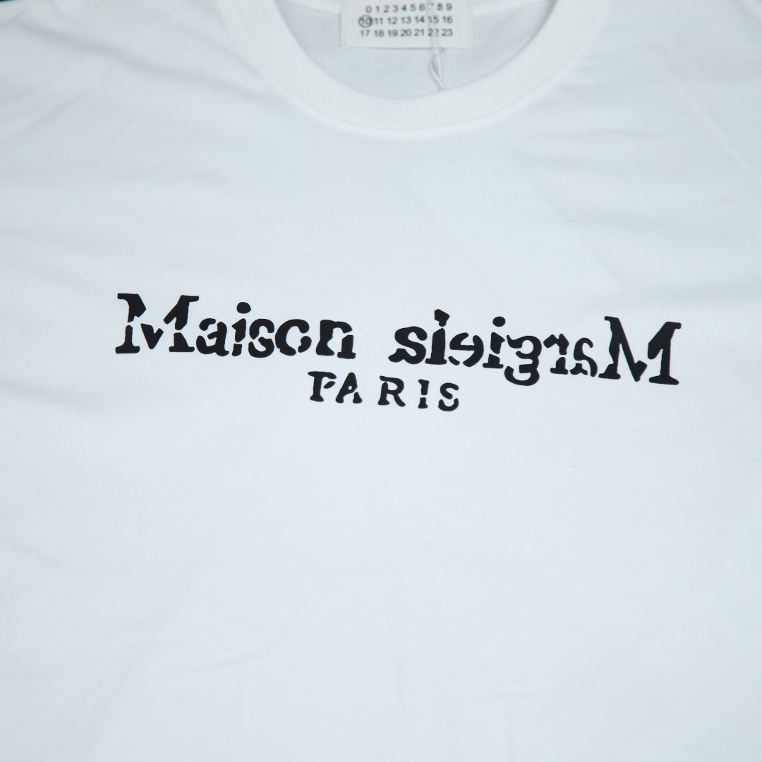 2025s스프링 신상품 MM6 메종 마르지엘라 백스 라운드넥 반팔 티셔츠 모델넘버:MM0010