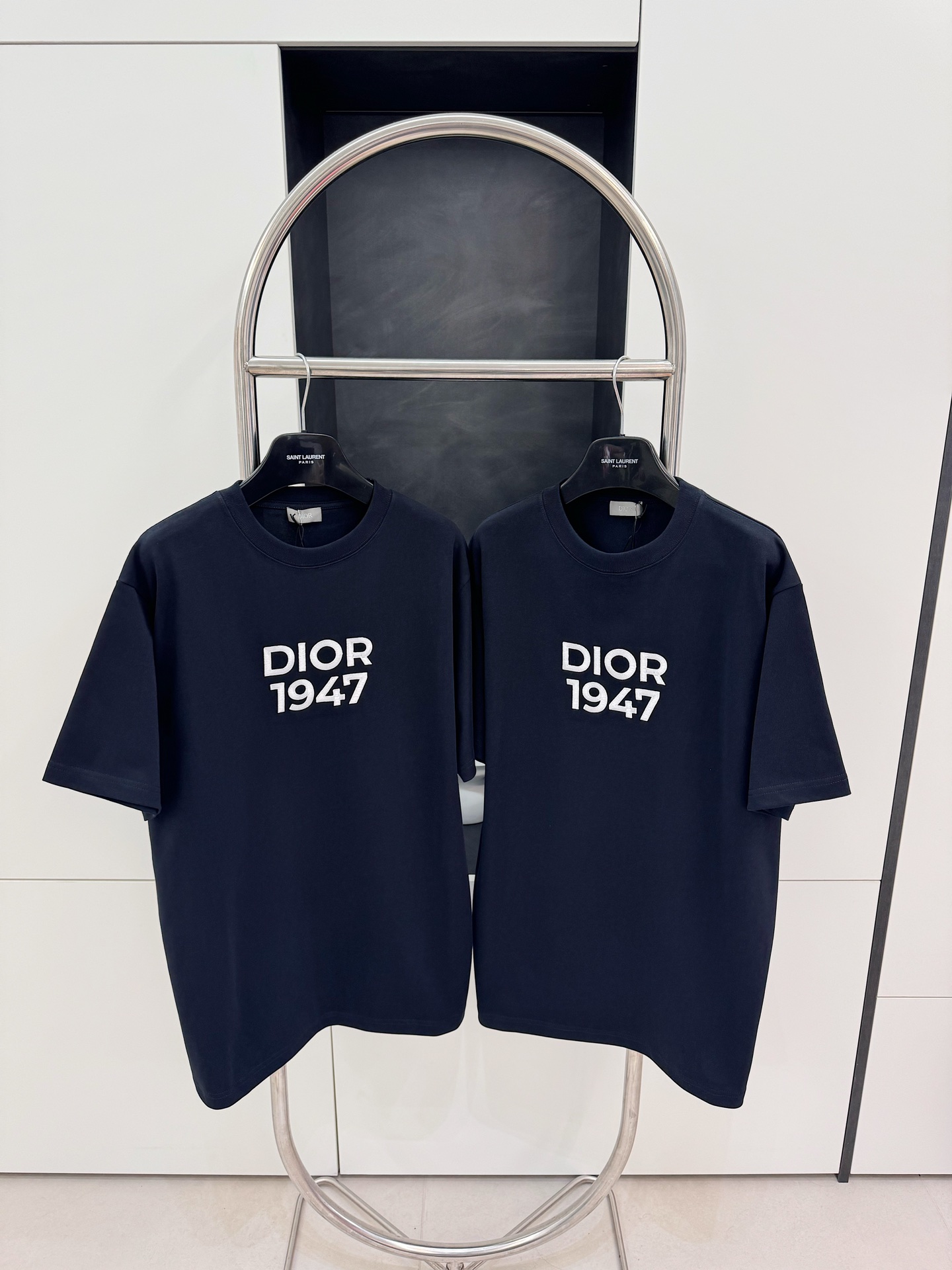 CD 2024SS 1947 자수 라운드넥 쇼트 슬리브