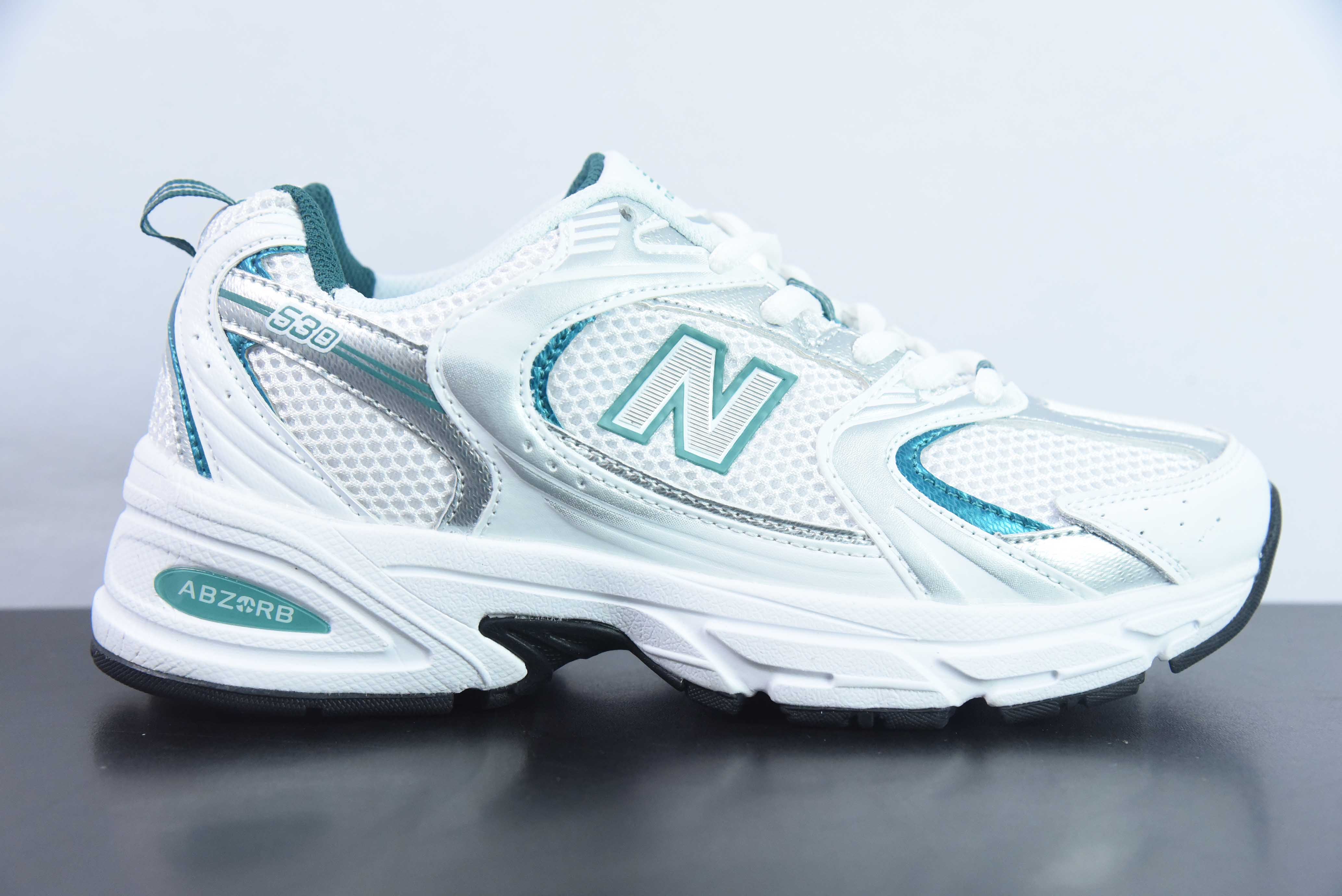 NB 530 뉴발란스 530 레트로 러닝화 리틀 레드북 팝핑 공식 홈페이지 품절 아이템: MR530AB 화이트 그린 사이즈: 36-45