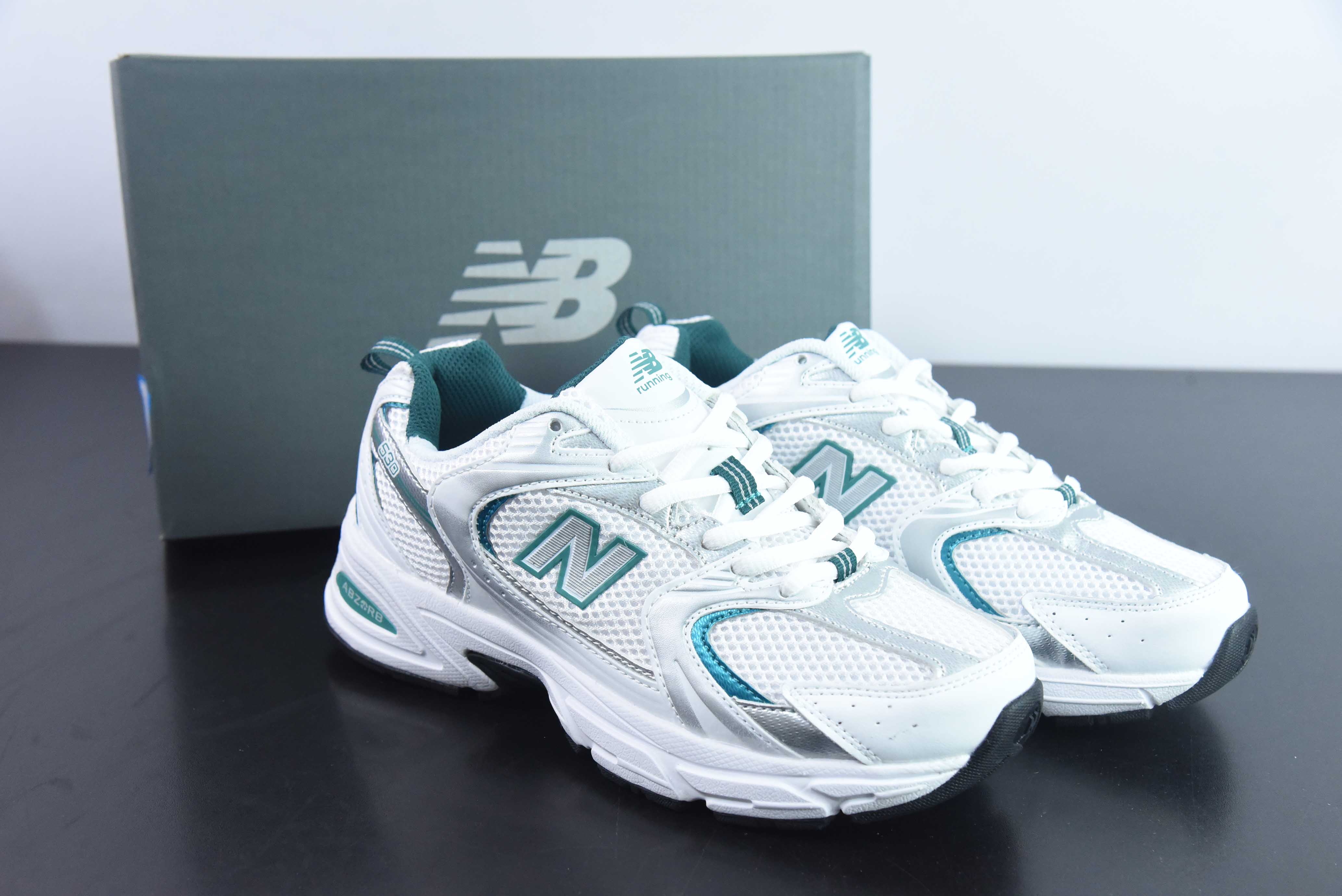 NB 530 뉴발란스 530 레트로 러닝화 리틀 레드북 팝핑 공식 홈페이지 품절 아이템: MR530AB 화이트 그린 사이즈: 36-45