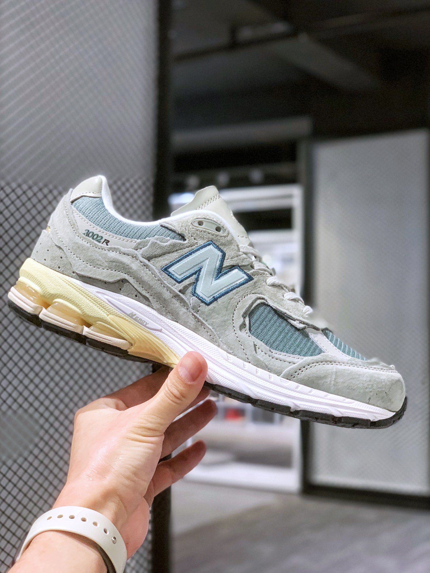 뉴발란스 2002 시리즈 ML2002R 상품 번호: ML2002RA 사이즈: 36-44 하프 사이즈