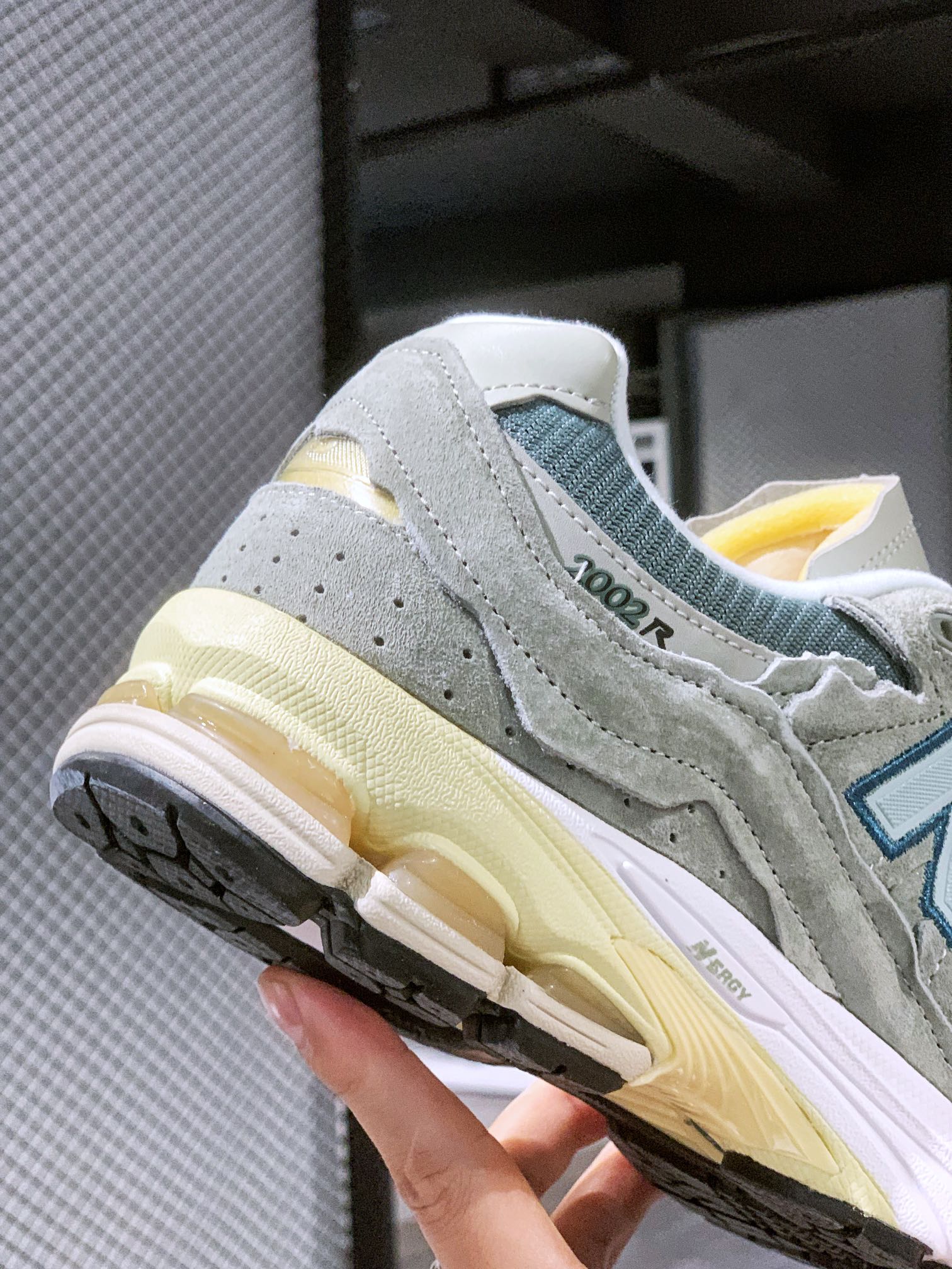 뉴발란스 2002 시리즈 ML2002R 상품 번호: ML2002RA 사이즈: 36-44 하프 사이즈