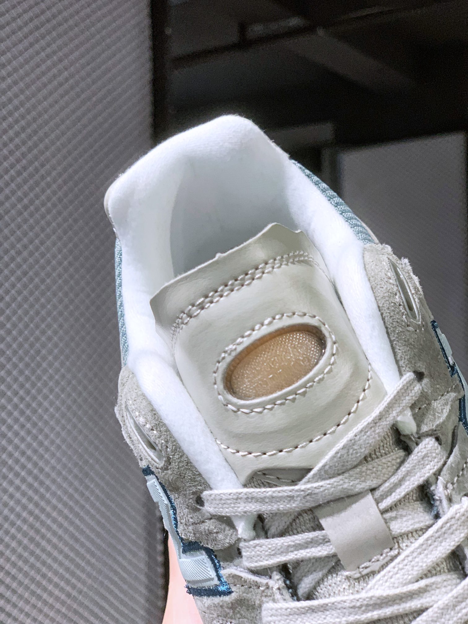 뉴발란스 2002 시리즈 ML2002R 상품 번호: ML2002RA 사이즈: 36-44 하프 사이즈