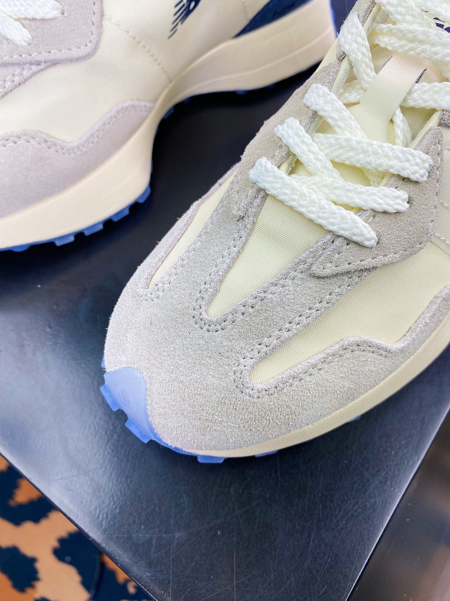 브랜드 X NB 뉴발란스 MS327스페셜 에디션 시리즈 레트로 캐주얼 스포츠 조거 크림 네이비 MS327AAC 