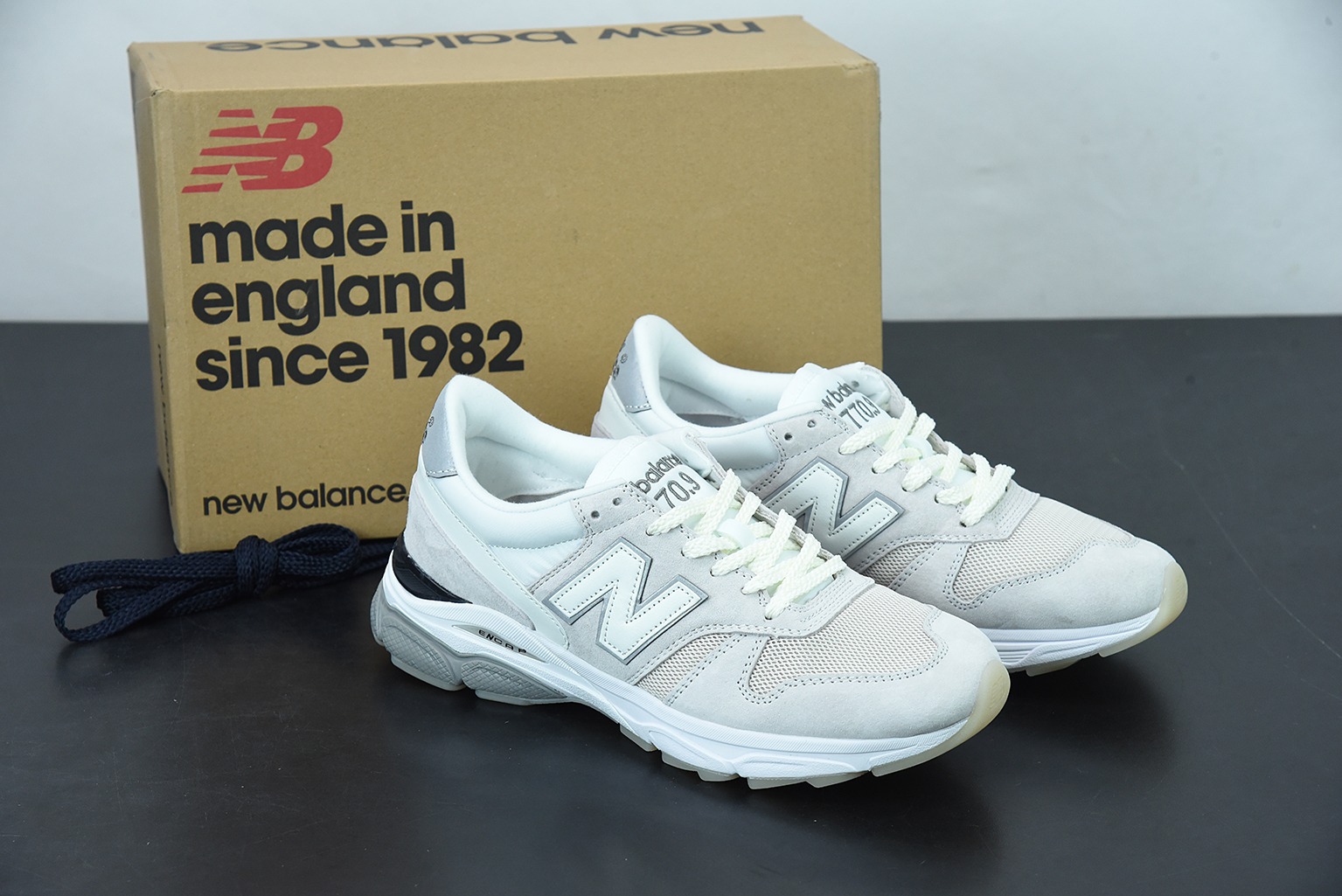 NB 770 뉴발란스 뉴 시리즈 레트로 캐주얼 러닝화 베이지 아이템: M7709CV 사이즈: 36-45