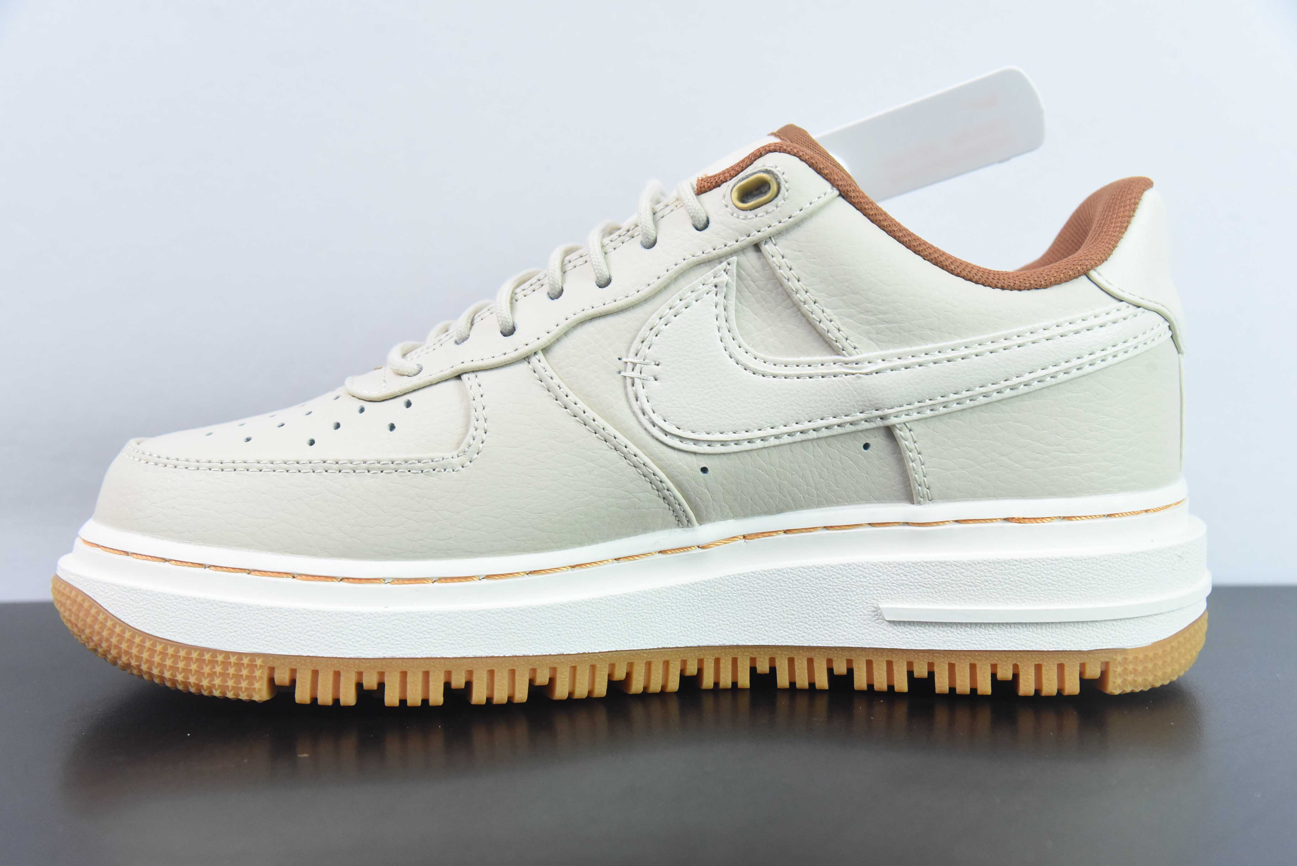 Nk 에어 포스 1 로우 럭스 에어 포스 1 로우 탑 두꺼운 바닥 캐주얼 스니커즈 아이템 번호 : DB4109-200 사이즈 : 36-44