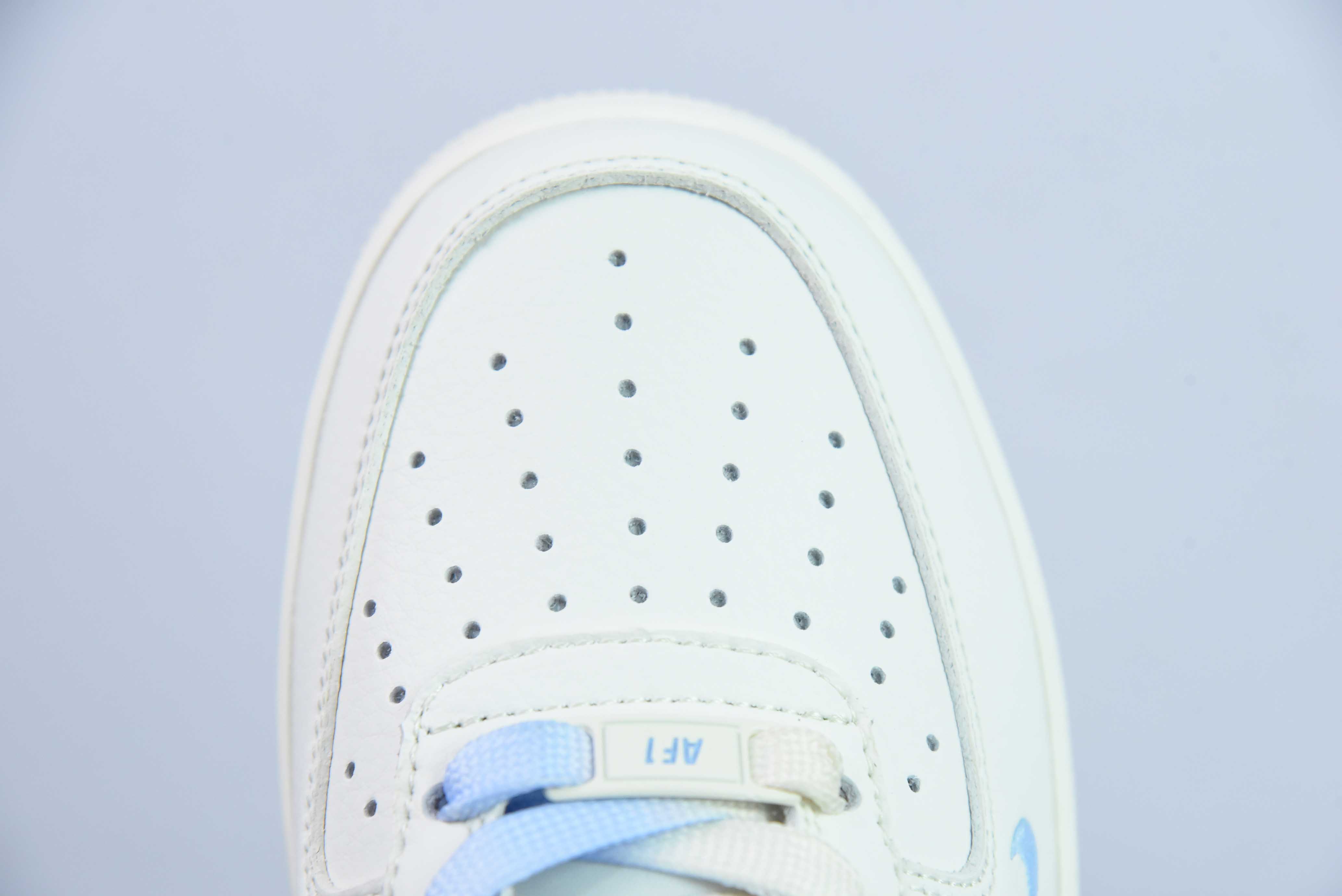 Nk 에어 포스 107 로우 슈프림 공동 브랜드 화이트 및 블루 더블 스펠링 에어 포스 1 로우 탑 캐주얼 보드 쇼츠 제품 번호: BB9599-202 사이즈: 36-44