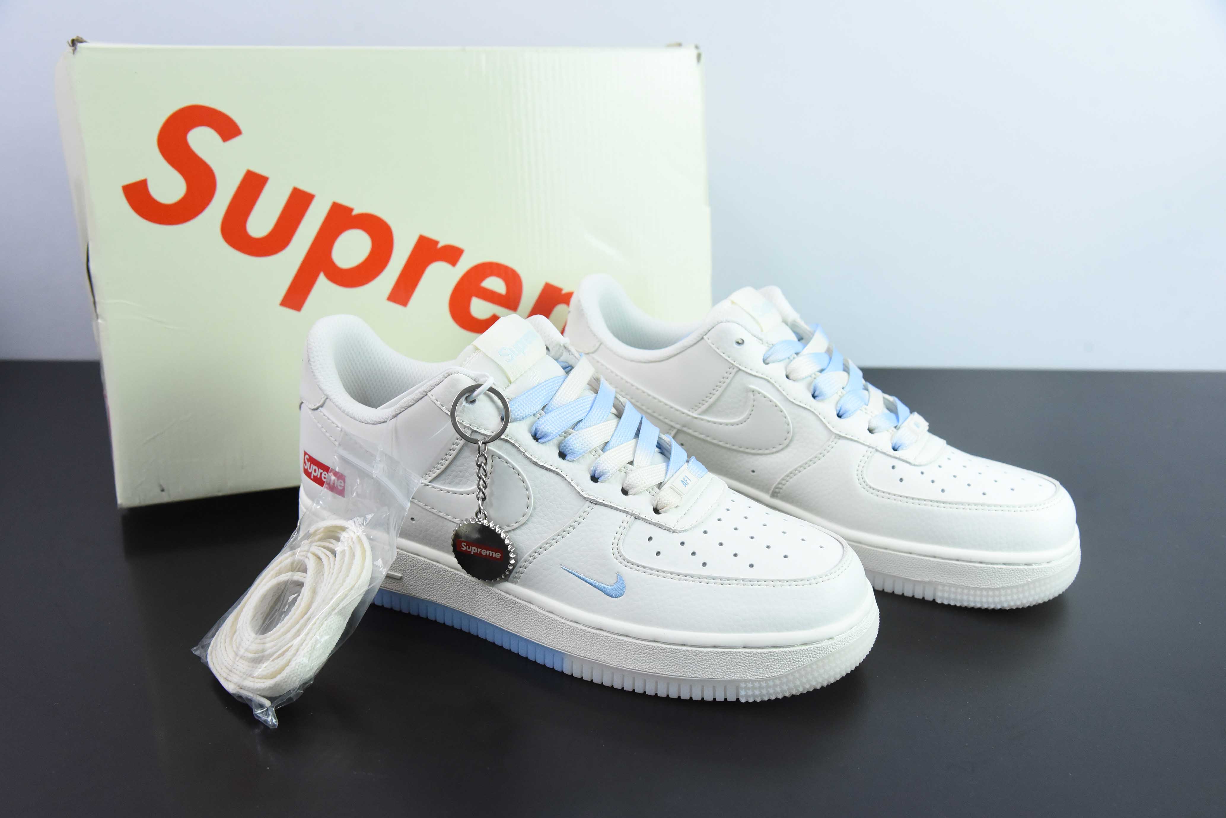 Nk 에어 포스 107 로우 슈프림 공동 브랜드 화이트 및 블루 더블 스펠링 에어 포스 1 로우 탑 캐주얼 보드 쇼츠 제품 번호: BB9599-202 사이즈: 36-44