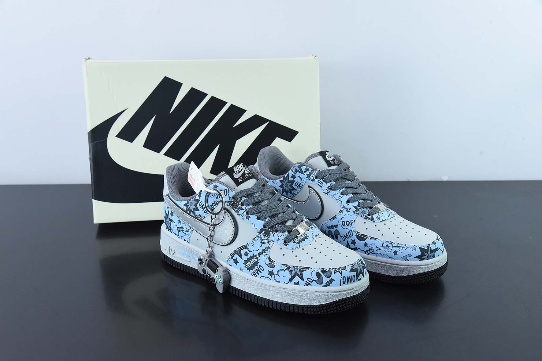 나이키 바이 유 에어 포스 1 07 로우 레트로 SP 에어 포스 원 로우 탑 클래식 라이트 그레이 블루 게이머 그래피티 리플렉티브 ZG0088-822 사이즈: 36-44