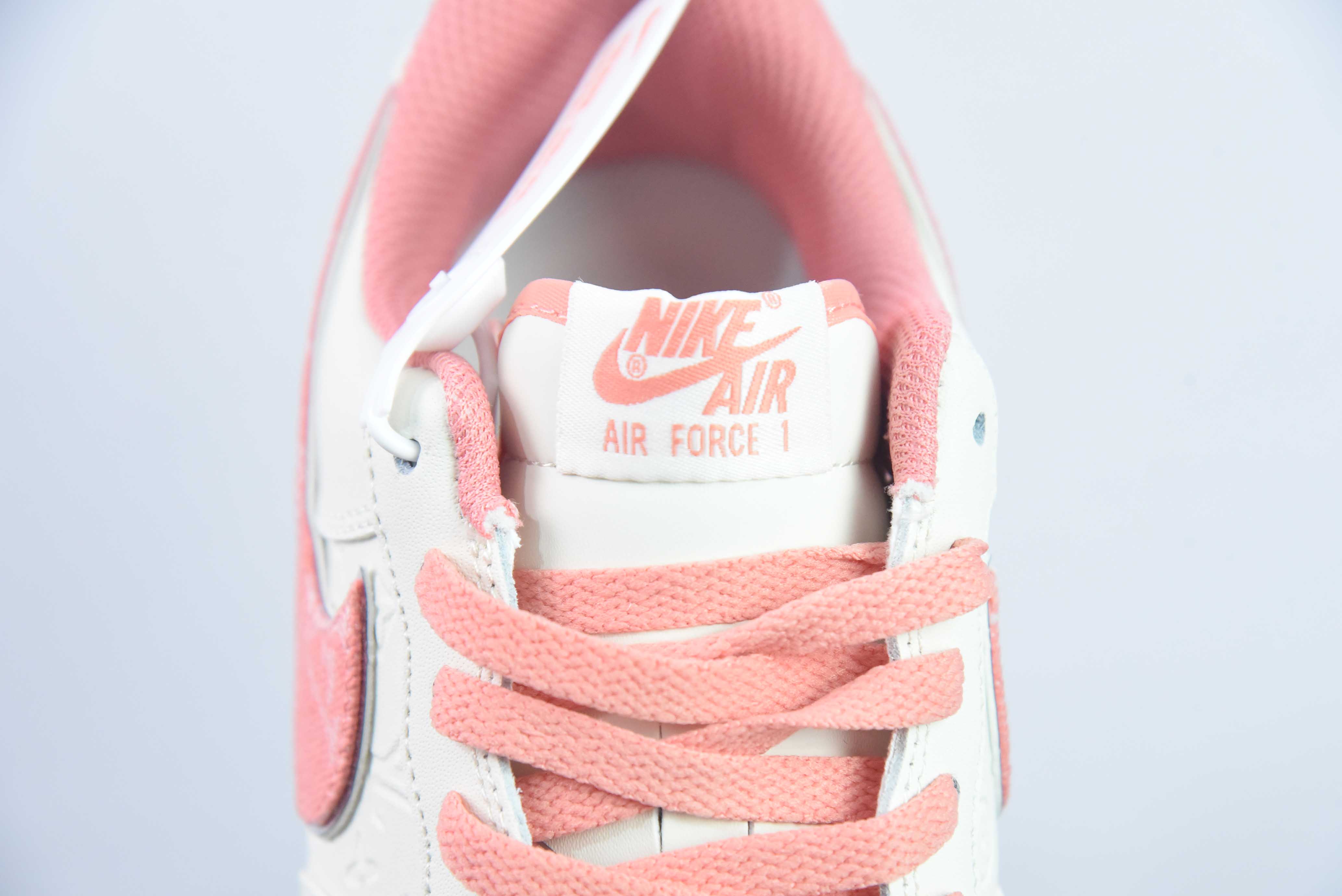 나이키 에어 포스 1 AF1 에어 포스 1 / 로우탑 화이트 파우더 실버 엣지 품목 번호: LV0506-088 사이즈: 36-44