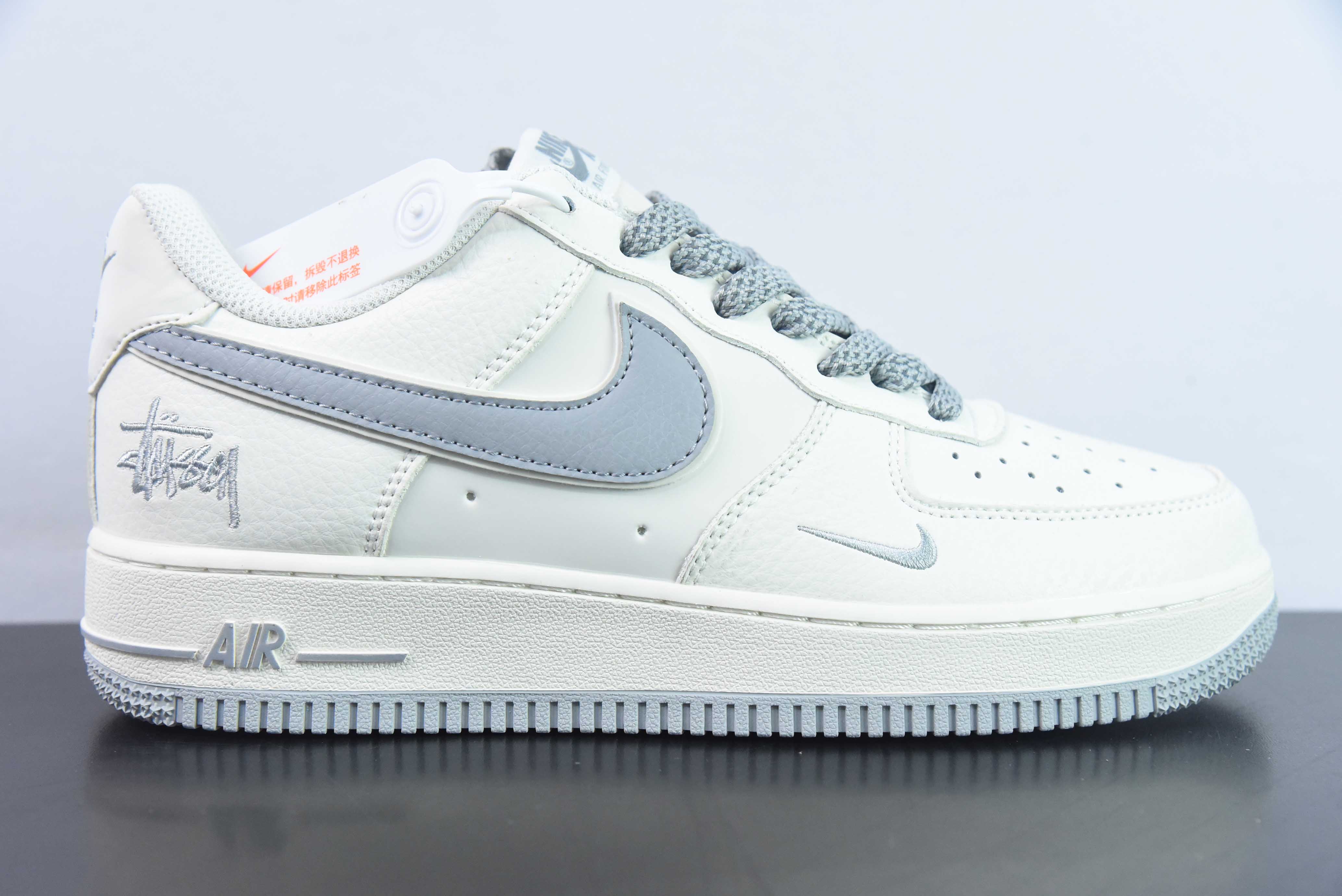 나이키 에어 포스 1 07 로우 스투시 공동 브랜드 - 베이지 미카 그레이 에어 포스 1 로우탑 아이템: AE1686-105 사이즈: 36-44