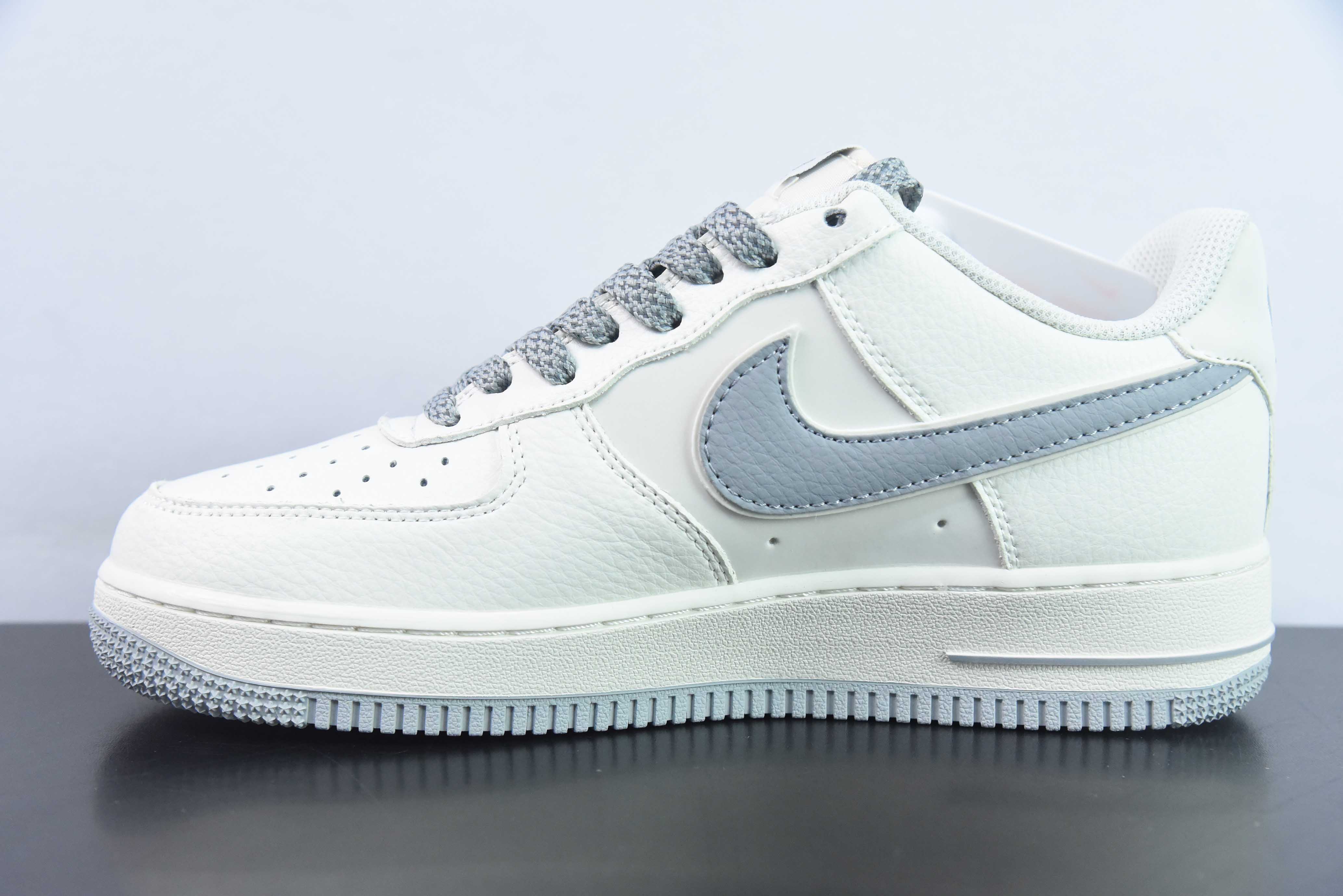 나이키 에어 포스 1 07 로우 스투시 공동 브랜드 - 베이지 미카 그레이 에어 포스 1 로우탑 아이템: AE1686-105 사이즈: 36-44