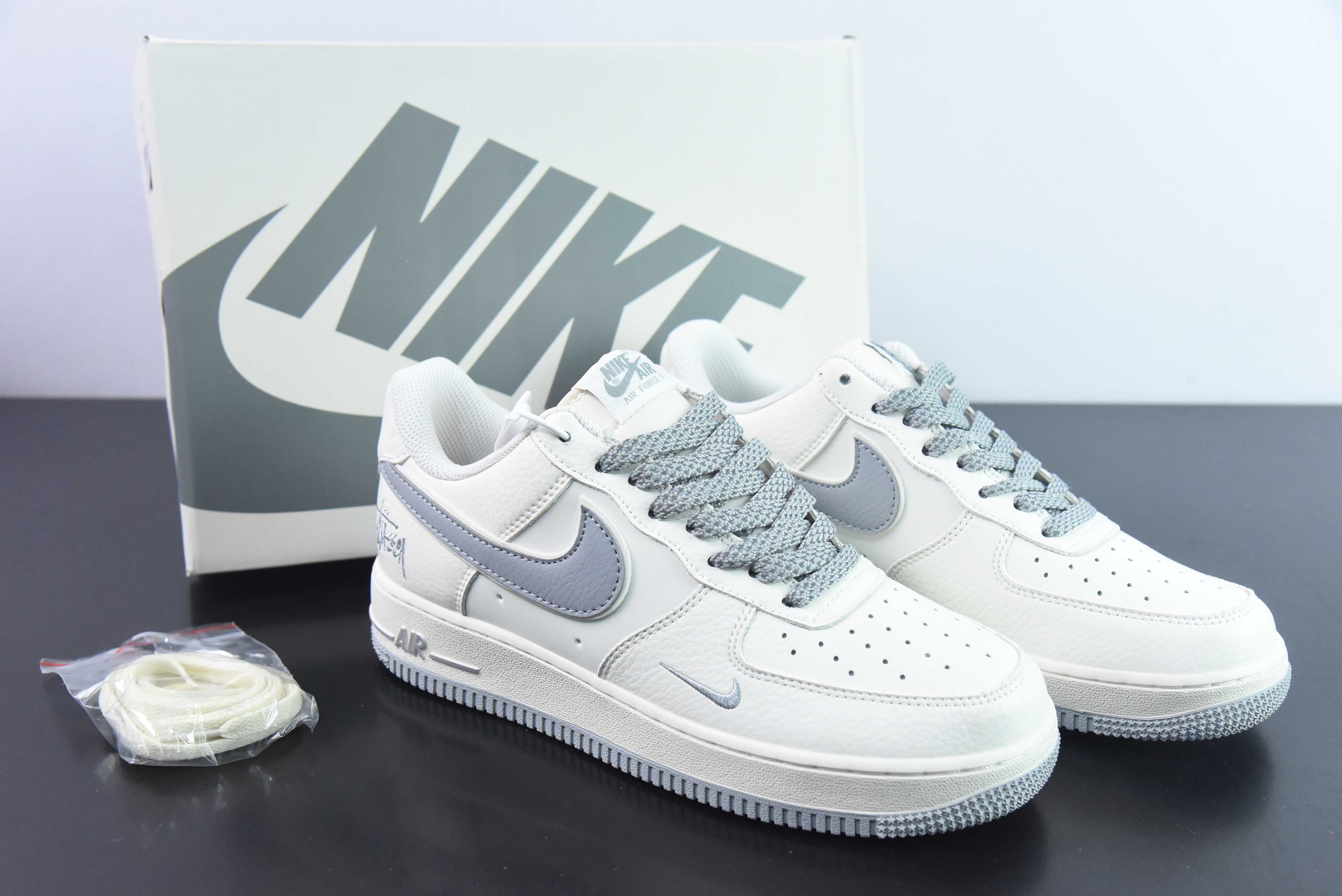 나이키 에어 포스 1 07 로우 스투시 공동 브랜드 - 베이지 미카 그레이 에어 포스 1 로우탑 아이템: AE1686-105 사이즈: 36-44