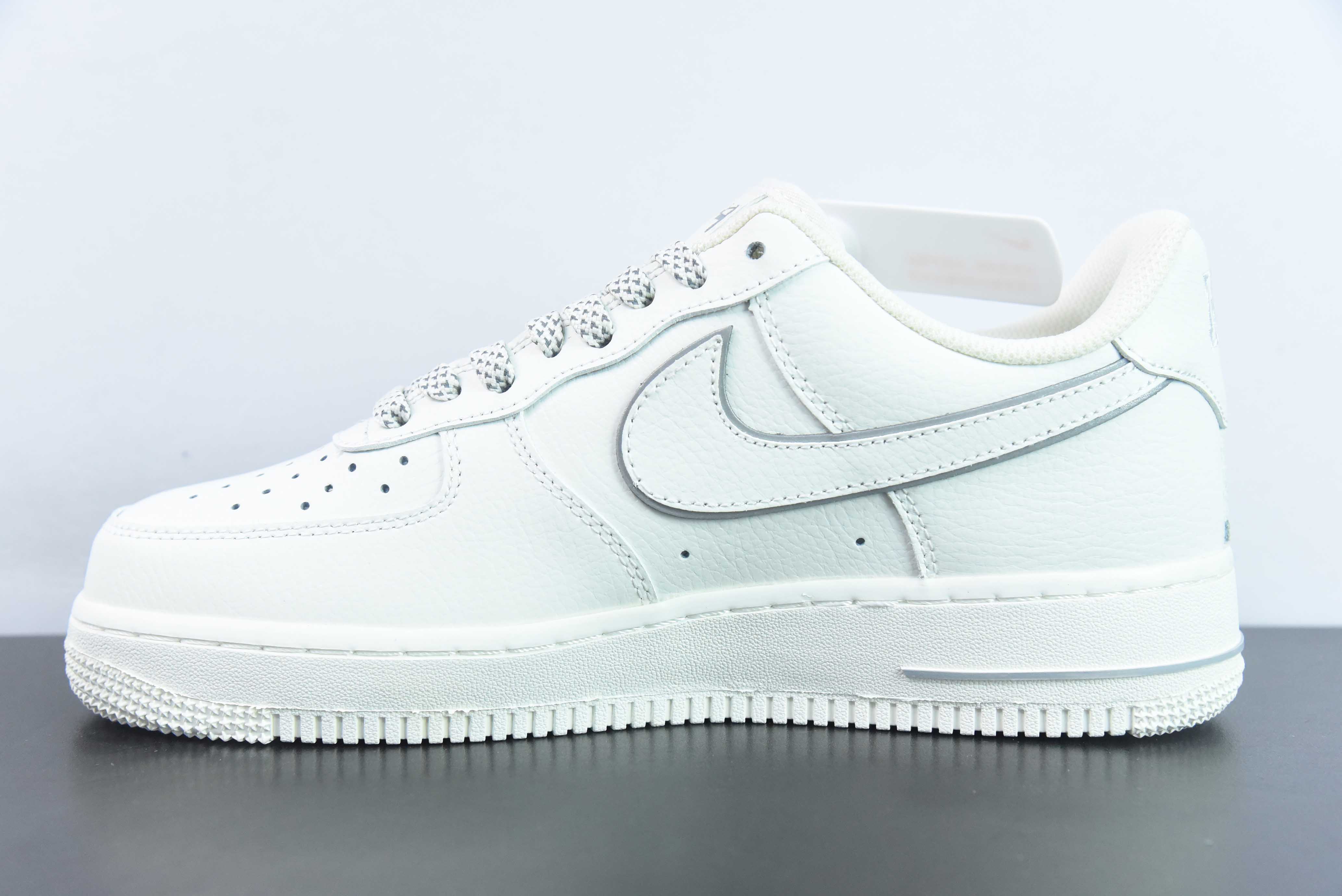 Kith x Nk 에어 포스 1 07 로우 베이지 실버 뉴욕 에어 포스 1 로우 캐주얼 보드 슈즈 상품 번호: NY2022-017 사이즈: 36-44