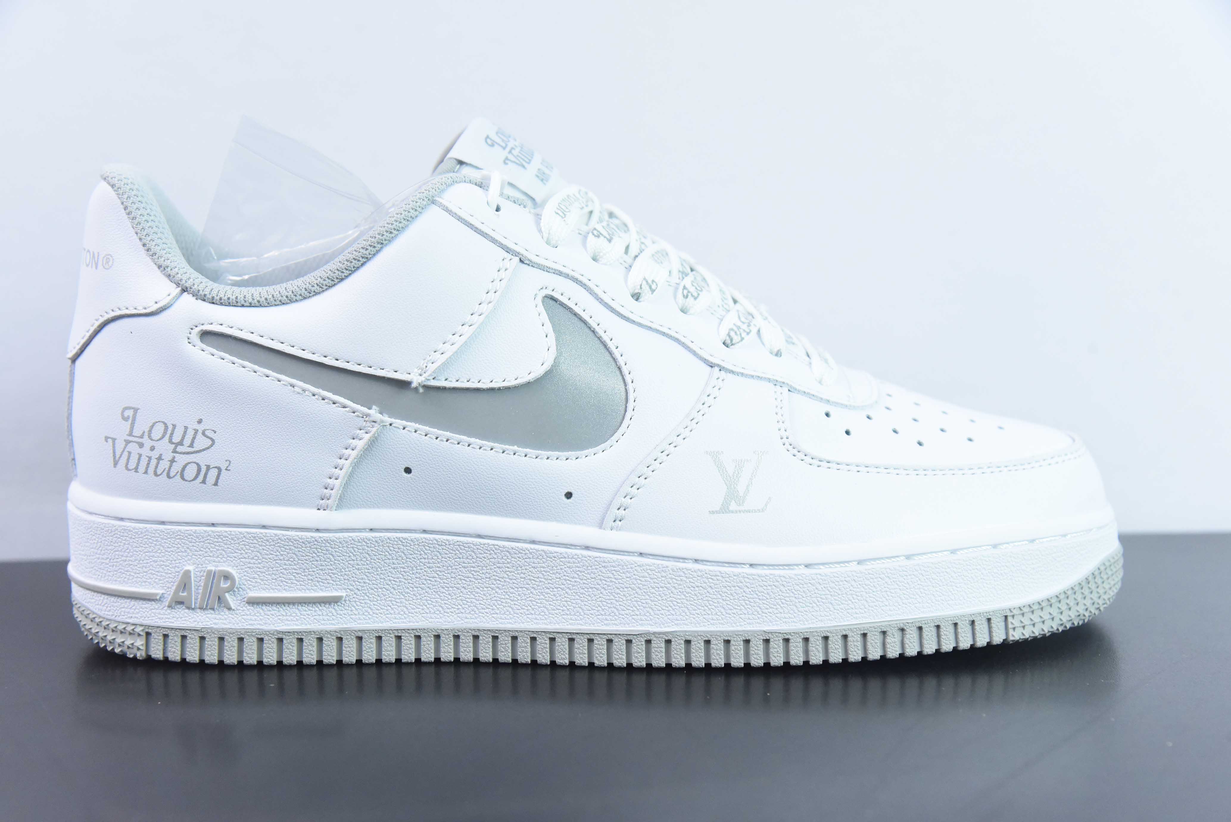 루이 비통 x 나이키 에어 포스 1 07 LV8 로우 화이트/그레이/LV 모노그램 에어 포스 원 LV 스켈레톤 훅 LV1898-837 사이즈: 36-44