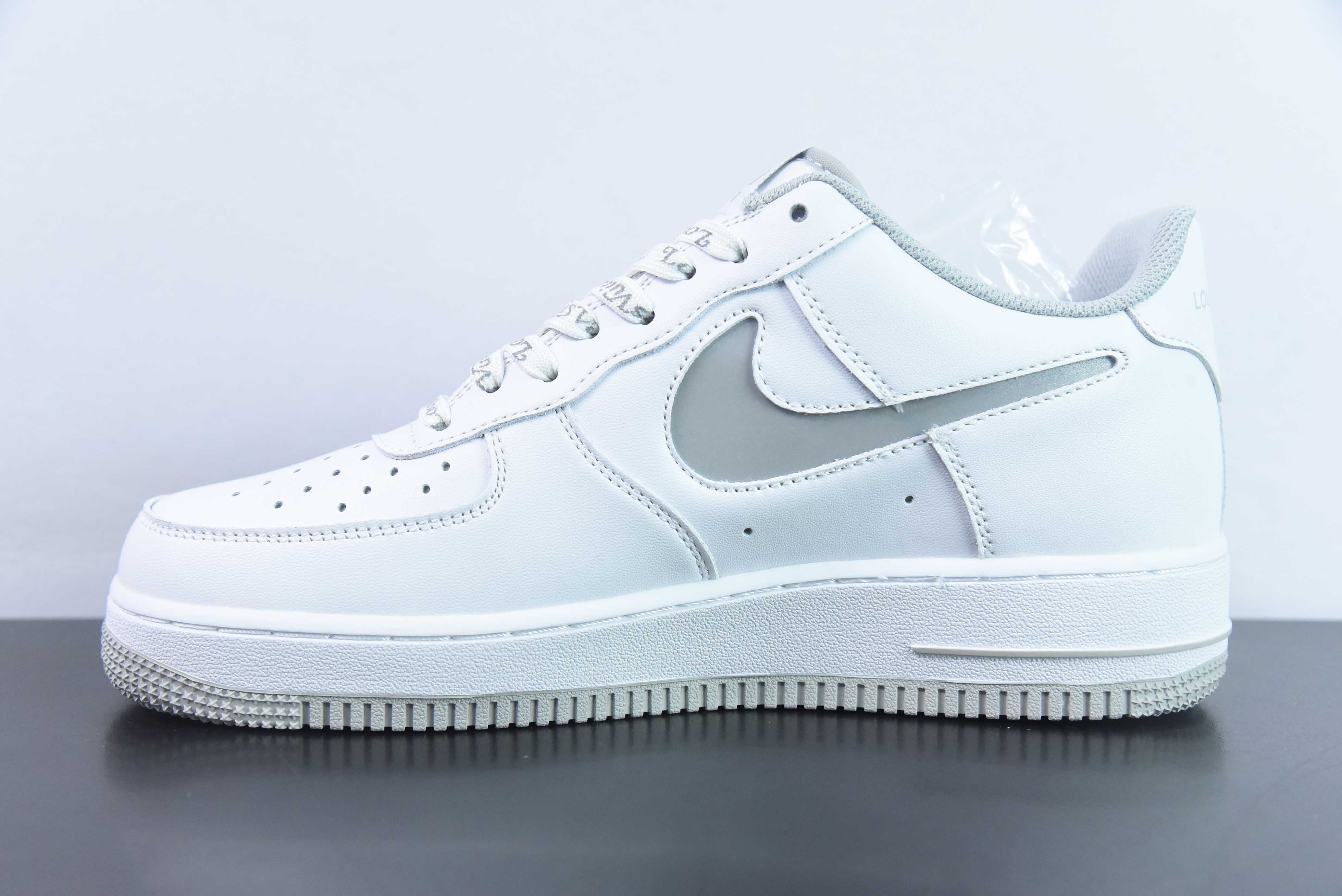 루이 비통 x 나이키 에어 포스 1 07 LV8 로우 화이트/그레이/LV 모노그램 에어 포스 원 LV 스켈레톤 훅 LV1898-837 사이즈: 36-44