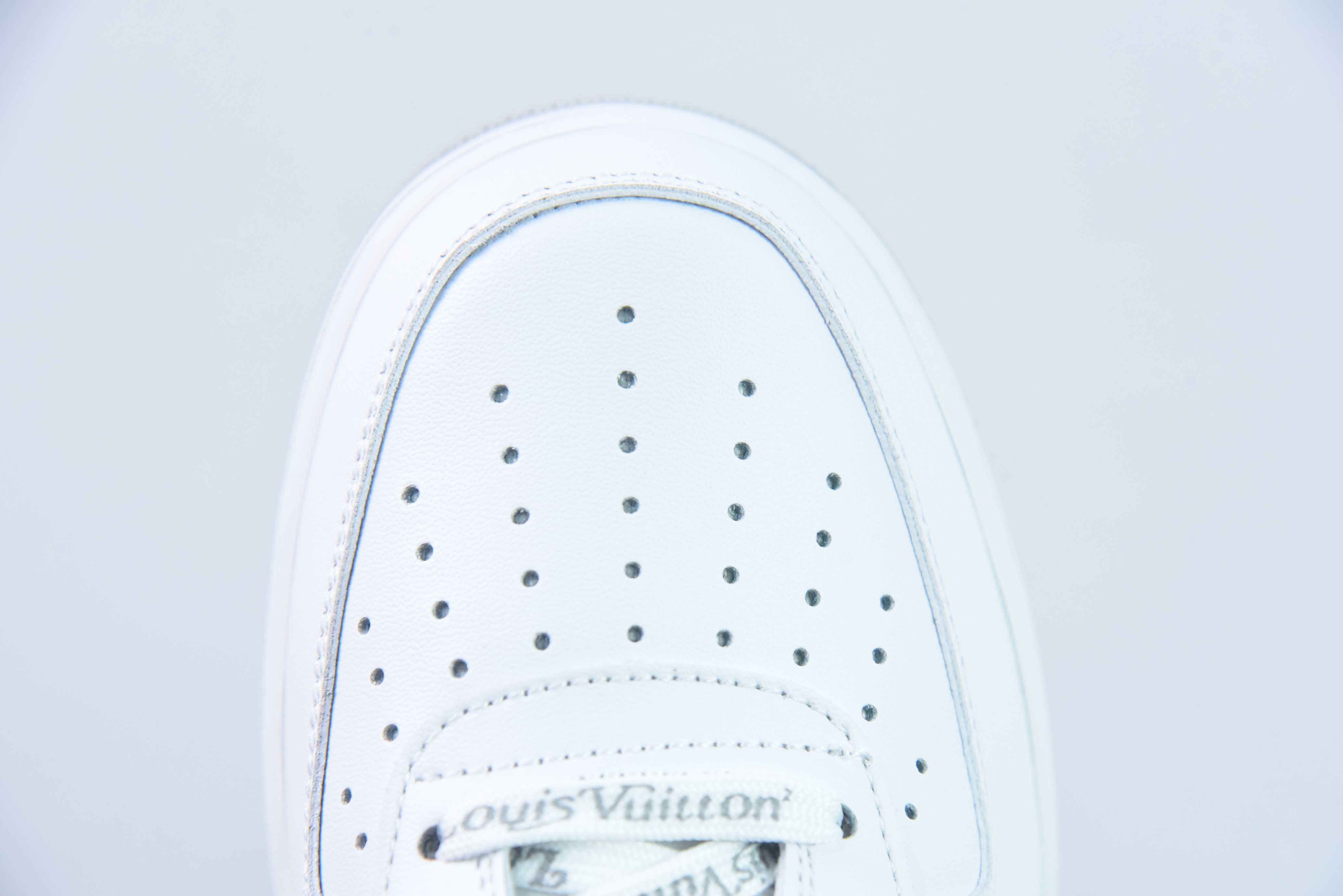 루이 비통 x 나이키 에어 포스 1 07 LV8 로우 화이트/그레이/LV 모노그램 에어 포스 원 LV 스켈레톤 훅 LV1898-837 사이즈: 36-44