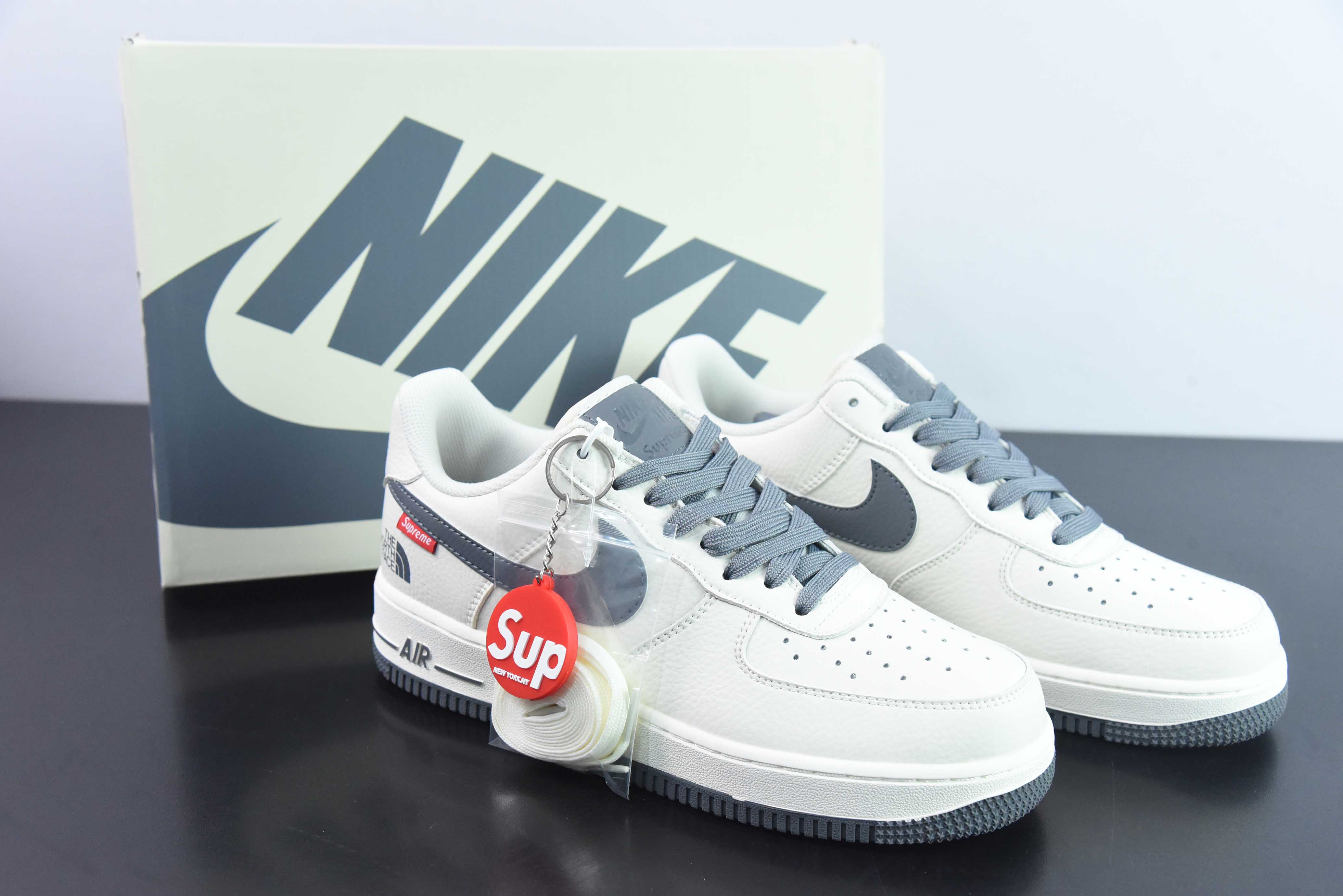 나이키 에어 포스 1 로우 07 x 더 노스페이스 x 슈프림 3자 공동 브랜드 에어 포스 1 로우 탑 애슬레틱 캐주얼 보드 슈즈 아이템 번호: SU2305-008 사이즈: 36-44