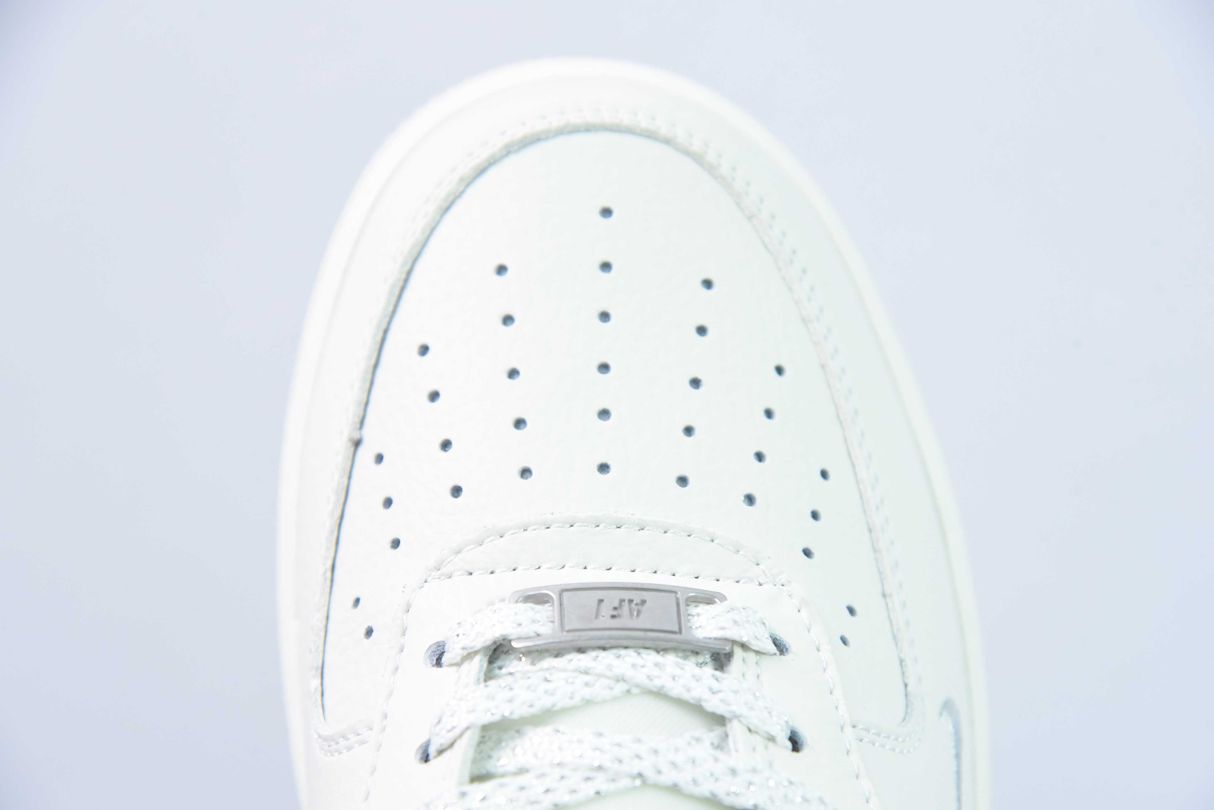 나이키 에어 포스 1 AF1 에어 포스 원/로우탑 화이트 블루 라이트 블루 자수 아이템 번호: BS9055-736 사이즈: 36-44