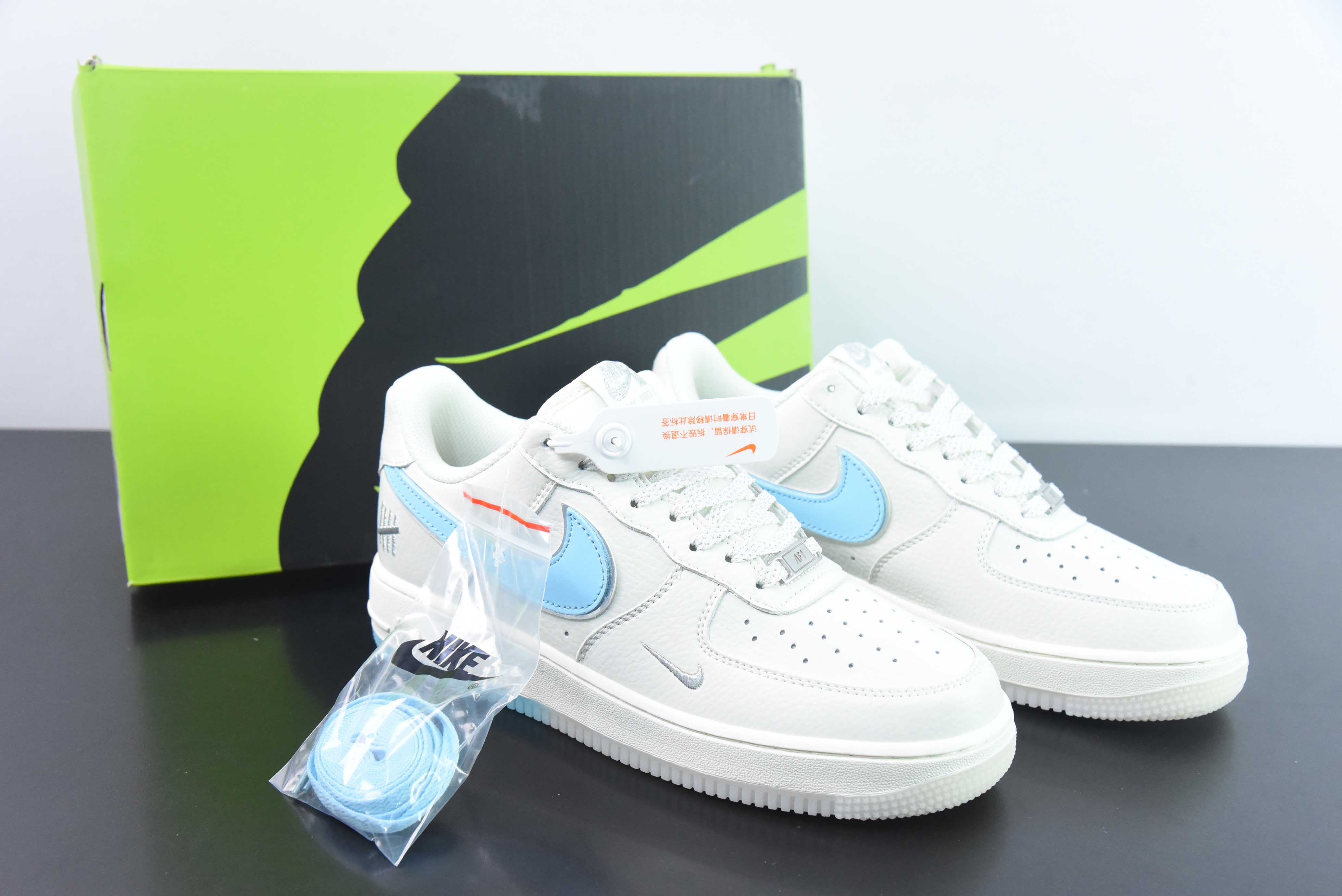 나이키 에어 포스 1 AF1 에어 포스 원/로우탑 화이트 블루 라이트 블루 자수 아이템 번호: BS9055-736 사이즈: 36-44