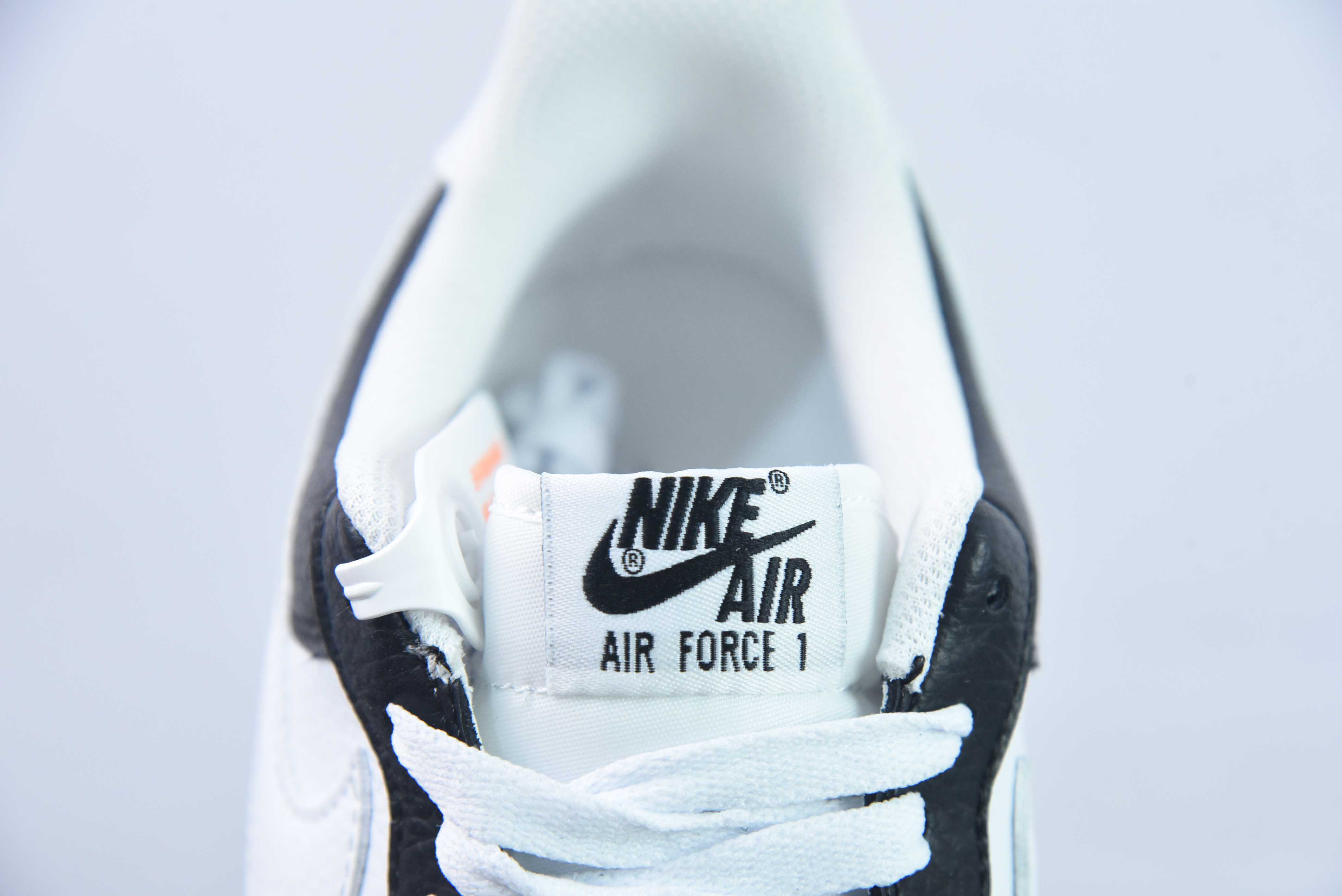 나이키 에어 포스 1 로우 화이트 및 블랙 후크 에어 포스 1 로우탑 캐주얼 신발 아이템: CW2288-111 사이즈: 36-44